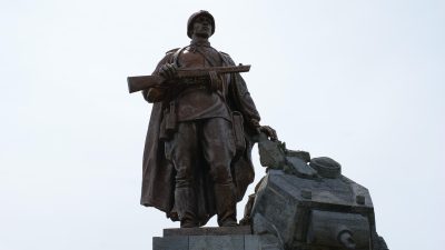p社 钢铁雄心4游戏封面，二战时期坦克部队在欧洲战场冲锋的宏大战争场面
