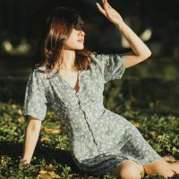 p社攻略站内容主编林砚舟的工作照，他坐在书架前翻阅厚本的策略游戏参考资料，神情专注